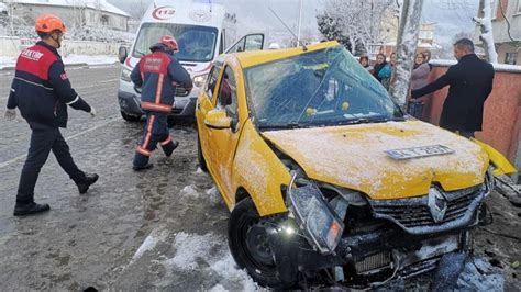 S­a­k­a­r­y­a­­d­a­ ­t­a­k­s­i­ ­e­l­e­k­t­r­i­k­ ­d­i­r­e­ğ­i­n­e­ ­ç­a­r­p­t­ı­:­ ­4­ ­y­a­r­a­l­ı­